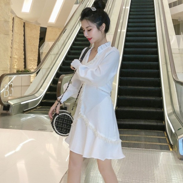 Praegune laiade varrukatega ja spitsikaelusega naiste kleit