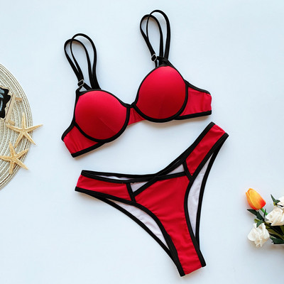 Γυναικεία μαγιό με κομμένα κομμάτια και λεπτές λουρίδες