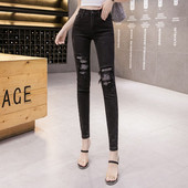 Liibuvad mustad naiste teksad, millel on rebenenud motiivid ja kivikesed