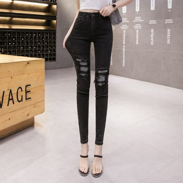 Liibuvad mustad naiste teksad, millel on rebenenud motiivid ja kivikesed