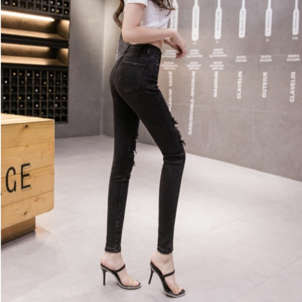 Liibuvad mustad naiste teksad, millel on rebenenud motiivid ja kivikesed