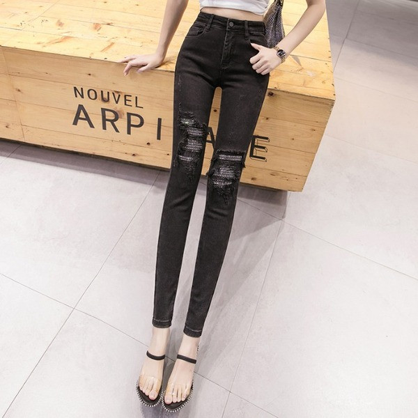 Liibuvad mustad naiste teksad, millel on rebenenud motiivid ja kivikesed