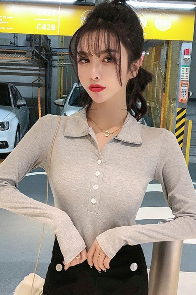 Klassikalise krae ja nööpidega vabaaja naiste kevadpluus