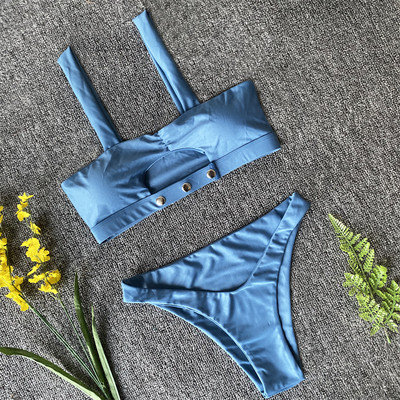 Praegune kaheosaline väljalõigete ja metallelementidega ujumistrikoo