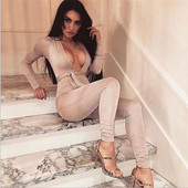 Moderan ženski dugi kombinezon sa sjajnim efektom i V-izrezom