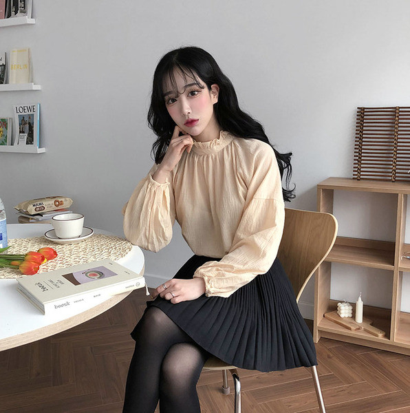 Uue mudeli ovaalse kaelusega ja pikkade laiade varrukatega naiste särk