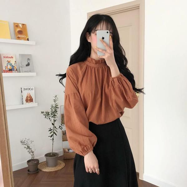 Uue mudeli ovaalse kaelusega ja pikkade laiade varrukatega naiste särk