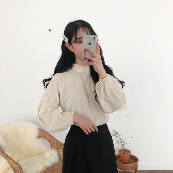 Uue mudeli ovaalse kaelusega ja pikkade laiade varrukatega naiste särk