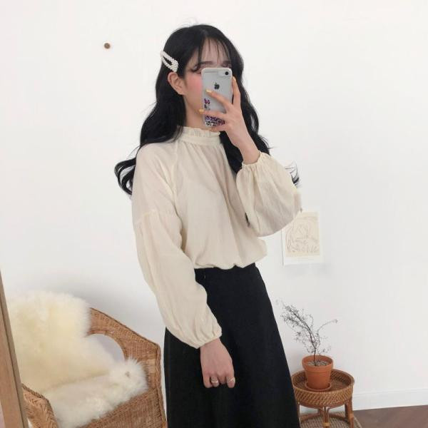 Uue mudeli ovaalse kaelusega ja pikkade laiade varrukatega naiste särk