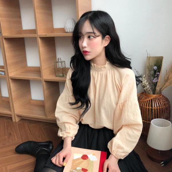 Uue mudeli ovaalse kaelusega ja pikkade laiade varrukatega naiste särk