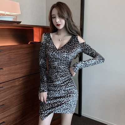 Κομψό γυναικείο φόρεμα με γυμνό ώμο και λεοπάρδαλη εκτύπωση