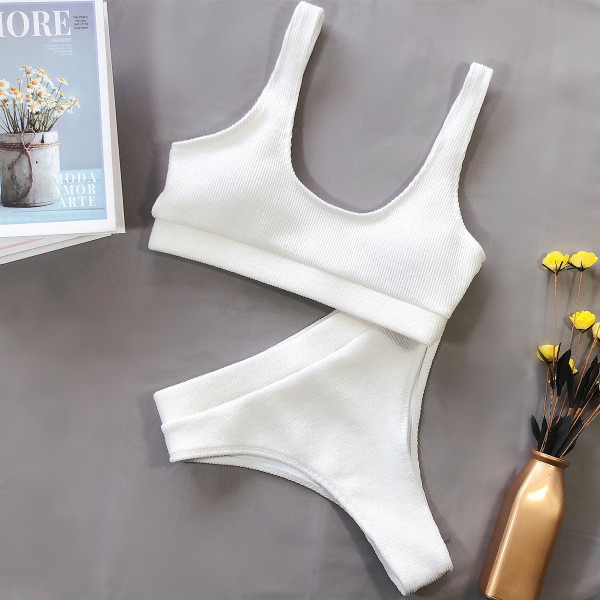 Lihtne kaheosaline, rinnakama ülaosaga ujumistrikoo mudel