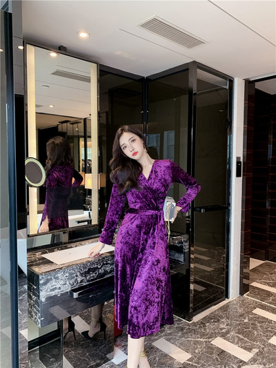 Pikk naiste sametkleit V-kaelusega ja pikkade varrukatega