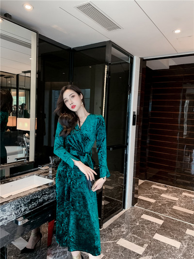 Pikk naiste sametkleit V-kaelusega ja pikkade varrukatega