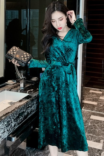 Pikk naiste sametkleit V-kaelusega ja pikkade varrukatega