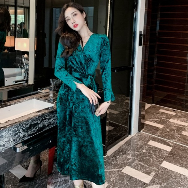 Pikk naiste sametkleit V-kaelusega ja pikkade varrukatega