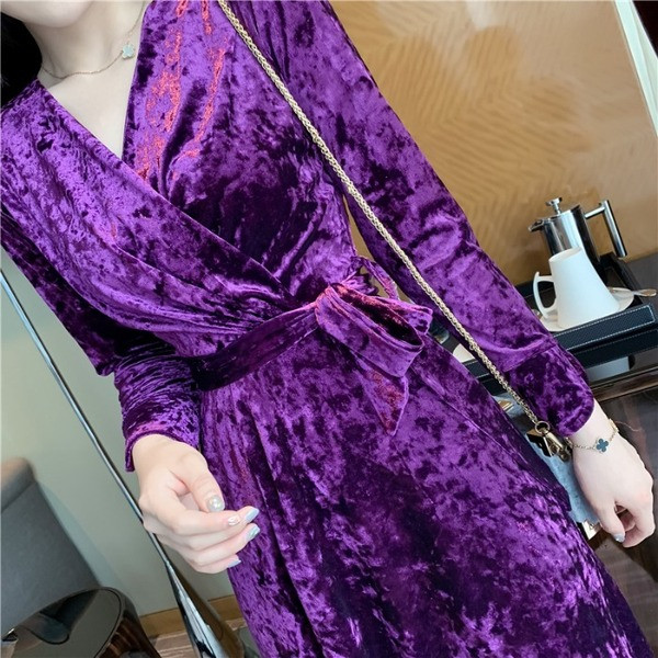 Pikk naiste sametkleit V-kaelusega ja pikkade varrukatega