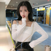 Moodne naiste pluus allalastud varrukatega ja kividega pandlaga