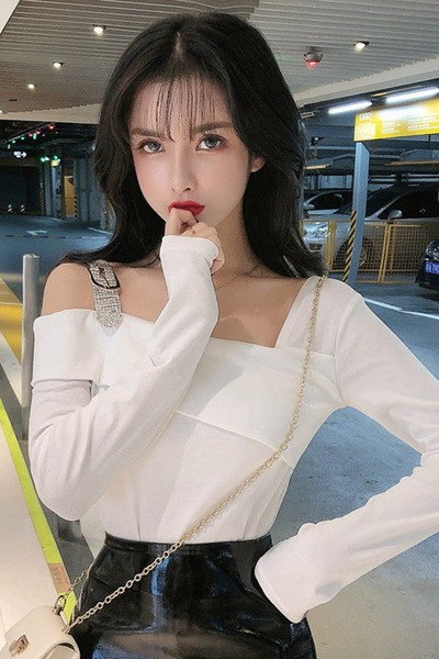 Moodne naiste pluus allalastud varrukatega ja kividega pandlaga