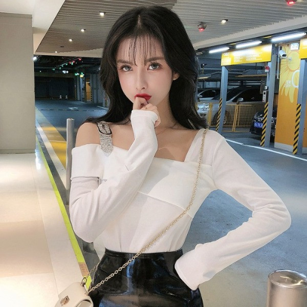 Moodne naiste pluus allalastud varrukatega ja kividega pandlaga