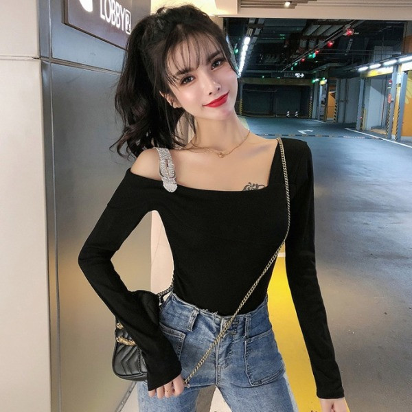 Moodne naiste pluus allalastud varrukatega ja kividega pandlaga