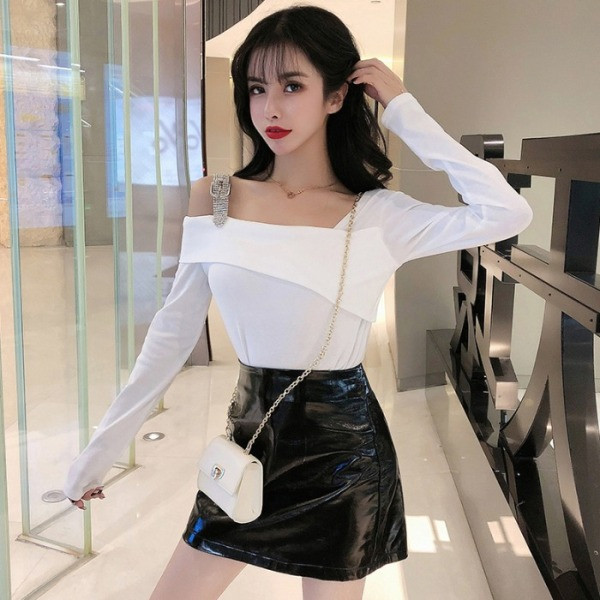 Moodne naiste pluus allalastud varrukatega ja kividega pandlaga