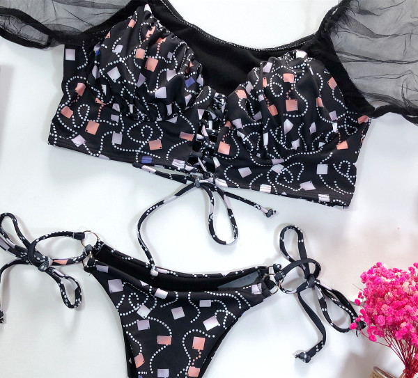 Kétrészes fürdőruha átlátszó rövid ujjú, nyakkendővel és színes mintával