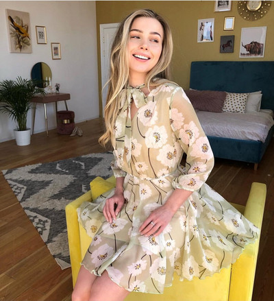 Vabaaja naiste lühike kleidi väljalõikega mudel pikkade varrukatega