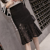 Moodne naiste kõrge vöökoha ja pitsiga must seelik