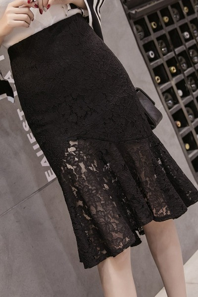 Moodne naiste kõrge vöökoha ja pitsiga must seelik