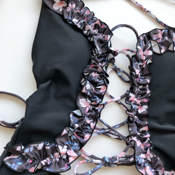 Täielik väljalõigetega ujumistrikoo, paljas selg ja lipsud