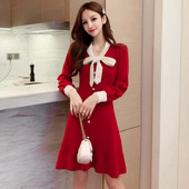 Elegantna ženska haljina s gumbima i ovratnikom s trakom