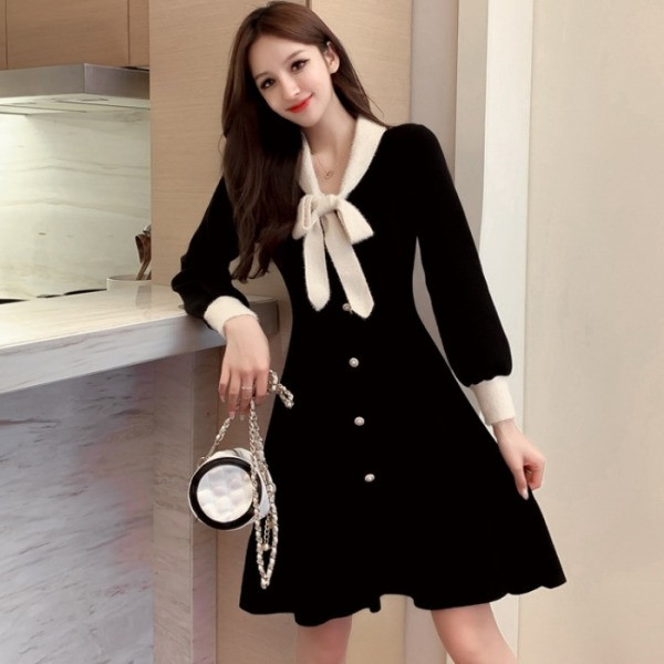 Elegantna ženska haljina s gumbima i ovratnikom s trakom