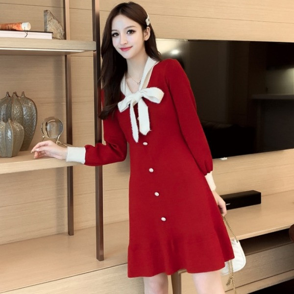 Elegantna ženska haljina s gumbima i ovratnikom s trakom