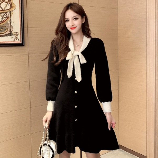 Elegantna ženska haljina s gumbima i ovratnikom s trakom