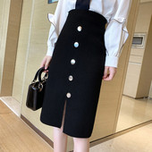 Kootud nööpidega ja keskmise pikkusega seelik