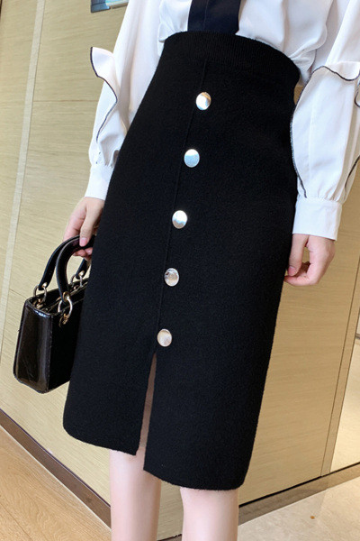 Kootud nööpidega ja keskmise pikkusega seelik