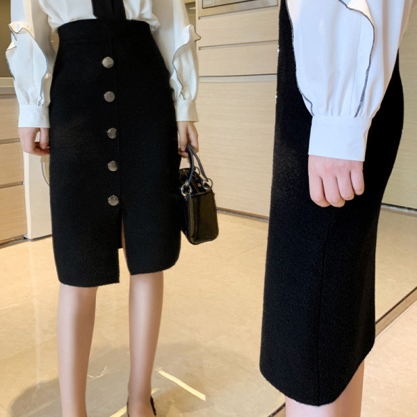 Kootud nööpidega ja keskmise pikkusega seelik