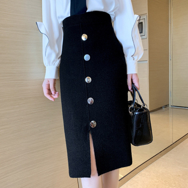 Kootud nööpidega ja keskmise pikkusega seelik