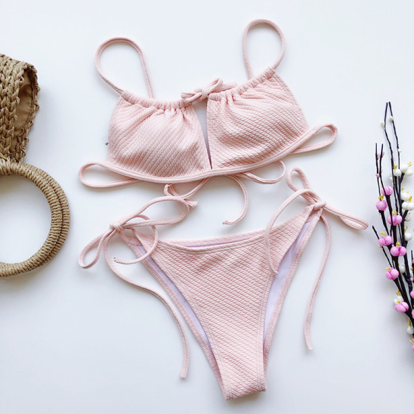 Moodne kaheosaline lipsudega ujumistrikoo