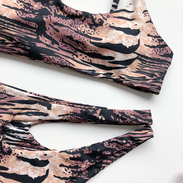 Uus kaheosaline ühe rihma ja loomamustriga ujumistrikoo mudel