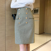 Liibuv naiste ruuduline nööpide ja taskutega seelik