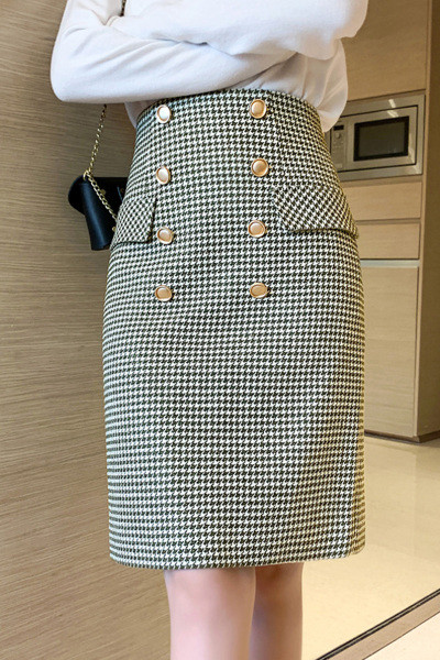 Liibuv naiste ruuduline nööpide ja taskutega seelik