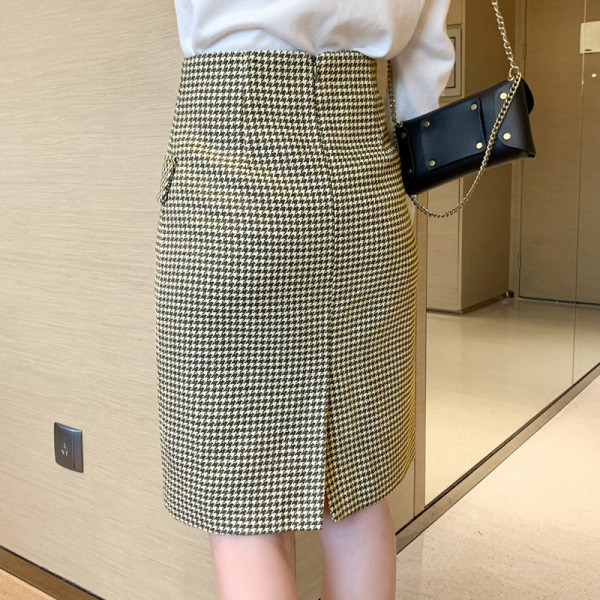 Liibuv naiste ruuduline nööpide ja taskutega seelik