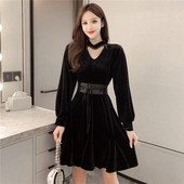 Sametist naiste kleit pikkade varrukatega ja nahast lipsudega vöö