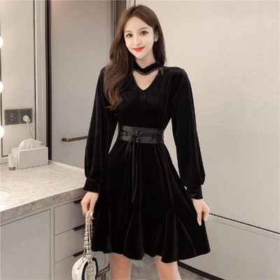 Sametist naiste kleit pikkade varrukatega ja nahast lipsudega vöö