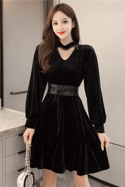 Sametist naiste kleit pikkade varrukatega ja nahast lipsudega vöö