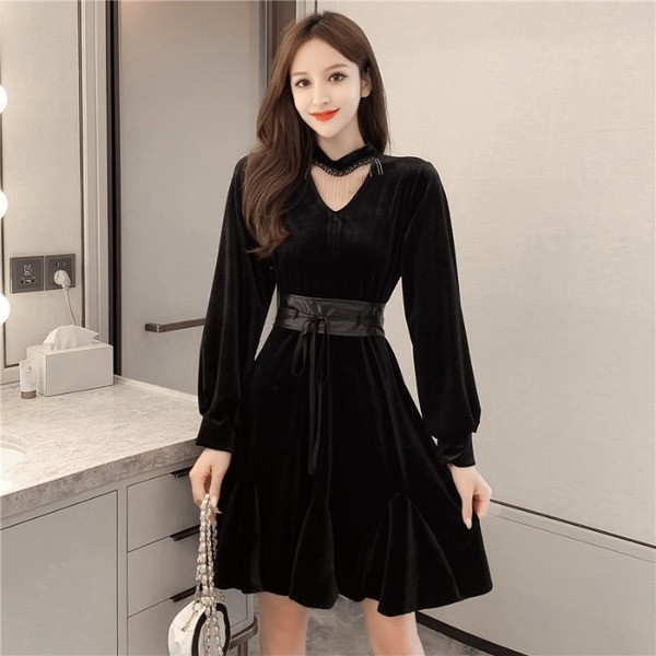 Sametist naiste kleit pikkade varrukatega ja nahast lipsudega vöö