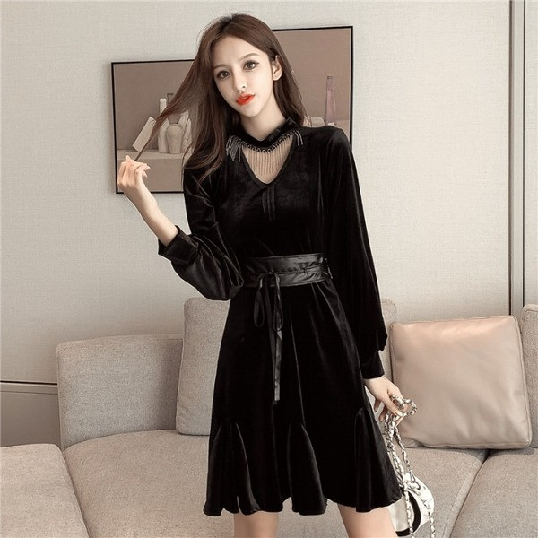 Sametist naiste kleit pikkade varrukatega ja nahast lipsudega vöö