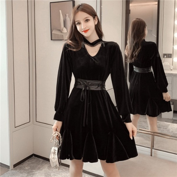 Sametist naiste kleit pikkade varrukatega ja nahast lipsudega vöö